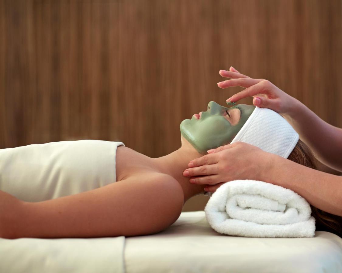 ホテル ハイアット リージェンシー テサロニキ テッサロニキ エクステリア 写真 A woman receiving a facial treatment