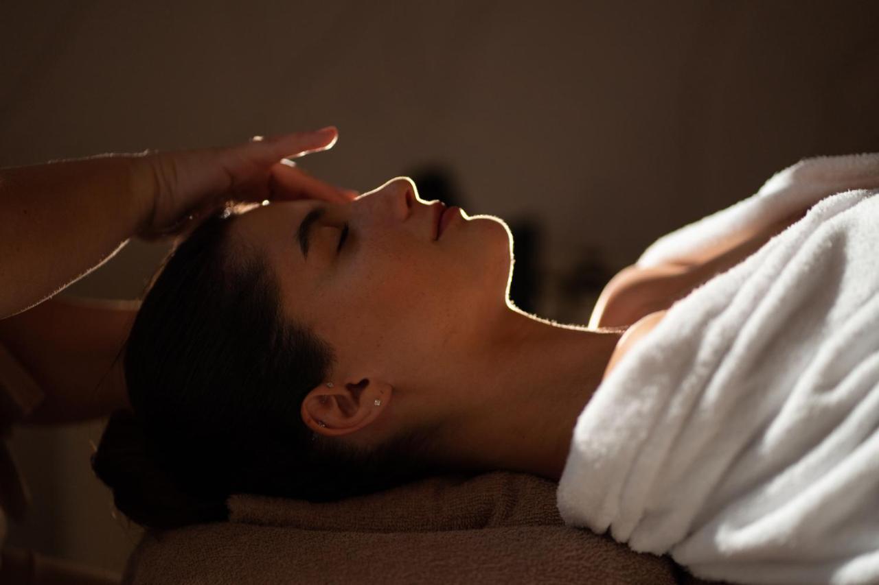 ホテル ハイアット リージェンシー テサロニキ テッサロニキ エクステリア 写真 A woman receiving a facial massage