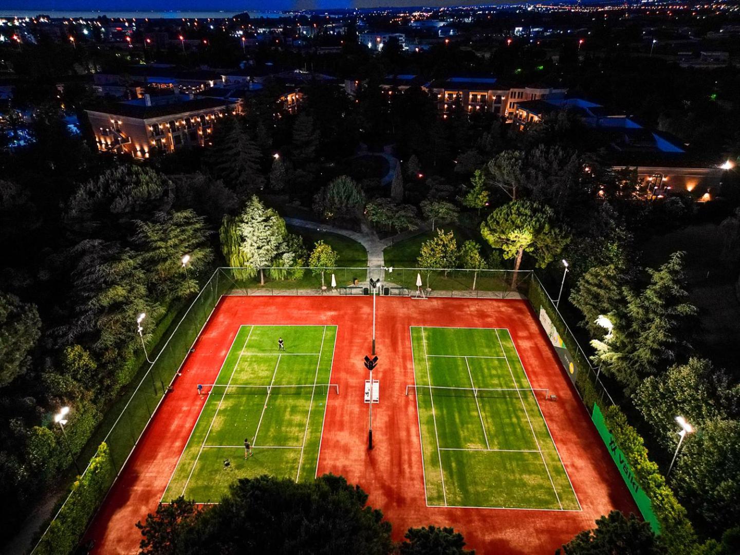 ホテル ハイアット リージェンシー テサロニキ テッサロニキ エクステリア 写真 Tennis courts at night