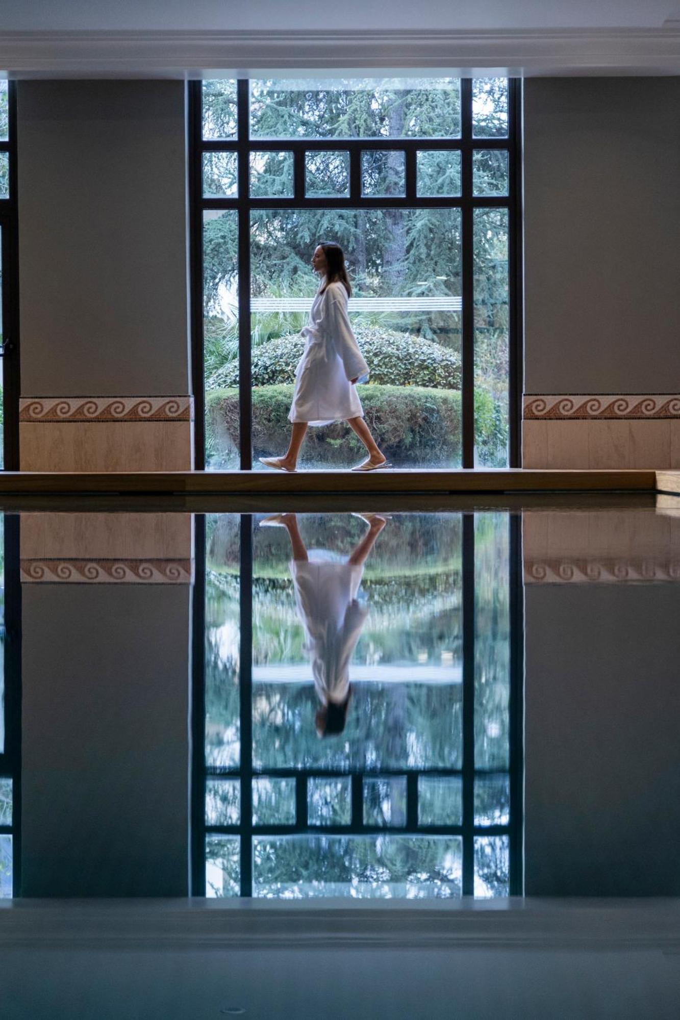 ホテル ハイアット リージェンシー テサロニキ テッサロニキ エクステリア 写真 A woman in a yukata at a Japanese onsen