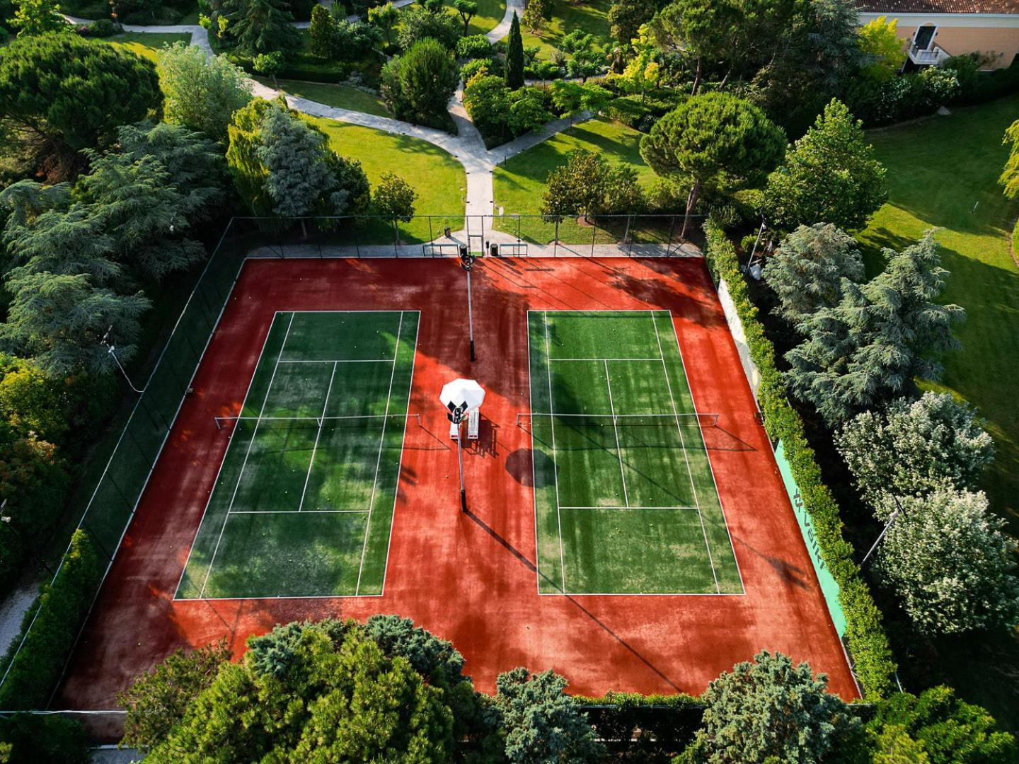 ホテル ハイアット リージェンシー テサロニキ テッサロニキ エクステリア 写真 Tennis court in the park