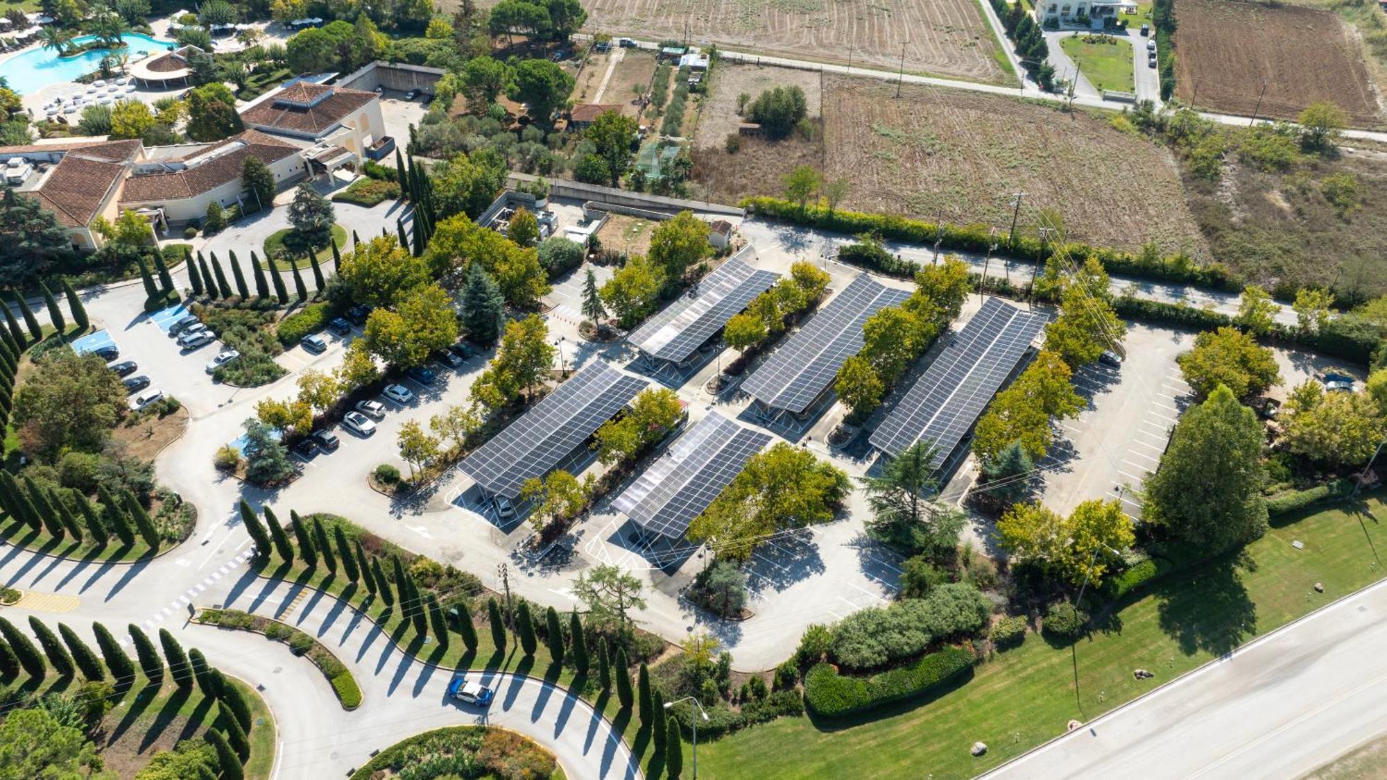 ホテル ハイアット リージェンシー テサロニキ テッサロニキ エクステリア 写真 Solar panels at the headquarters of the University of California, Santa Barbara