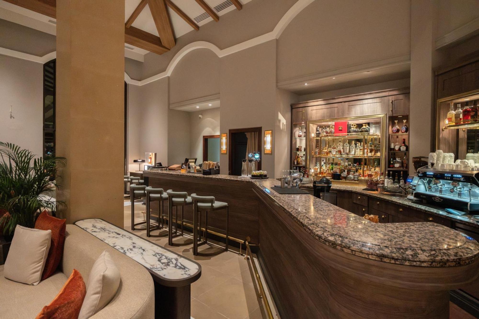 ホテル ハイアット リージェンシー テサロニキ テッサロニキ エクステリア 写真 The bar at the lobby